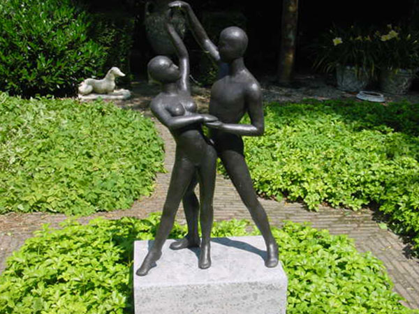 Bronzen beeld dansend groot - Peter Brüsewitz Tuinornamenten Tuinmeubilair