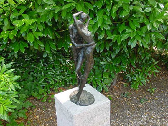 restjes Gezicht omhoog Overredend Bronzen beeld zoenend liefdespaar - Peter Brüsewitz Tuinornamenten  Tuinmeubilair